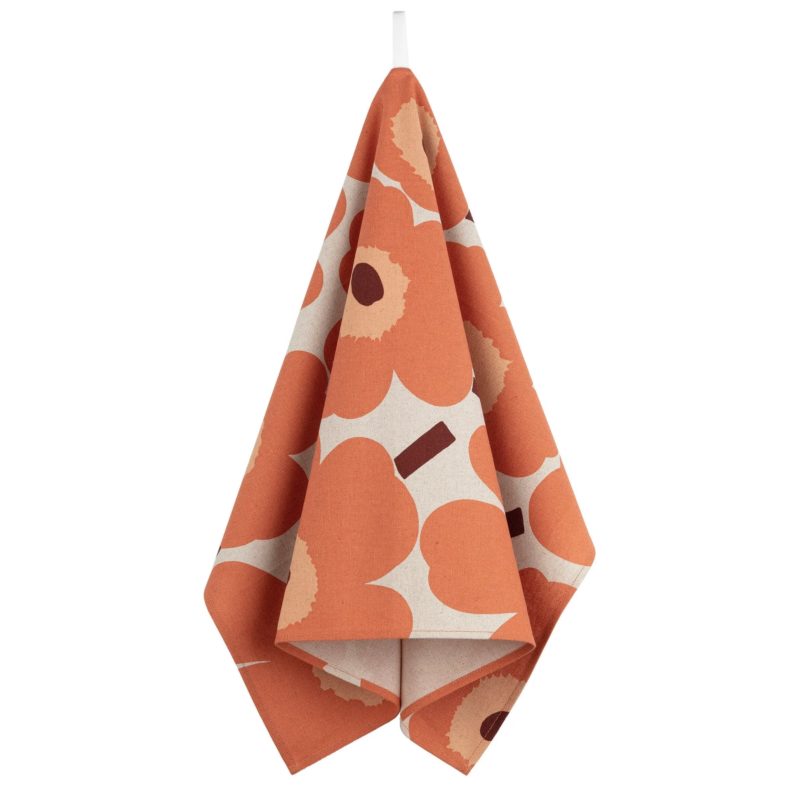 Der farbstarke Kissenbezug aus der Serie Pieni Unikko mit seinen plakativen Blüten ist ein echter Klassiker, der jedes Sofa, jeden Balkon in einen absoluten Eye-Catcher und Lieblingsplatz verwandelt. Designerin Maija Isola schuf den großblumigen Entwurf bereits 1964 für das finnische Label Marimekko. Seitdem ist es zu dessen, ja, zu ganz Finnlands Markenzeichen geworden. Selbst die finnische Airline hat Pieni Unikko für sich entdeckt: Am Himmel fliegt...natürlich: Marimekko! Bei Marimekko grünt und blüht es. Auf Textilien. Auf Geschirr. Auf Papier. Auf Regenschirmen. Mitreißende Muster, kühne Farben, dafür wird das Label weltweit geschätzt. Alles begann in den Fünfzigern des 20. Jahrhunderts mit einem Kleid für Frauen, die ihren eigenen Weg gehen wollten: Maris Kleid. Provozierend, gegen jede Konvention. Armi Ratia (1912-1979), Gründerin und Kreativdirektorin des Labels, legte damit den Grundstein für eine Kultur kreativer Freiheit. Am Puls der Zeit bleiben, Neues zu wagen, sich immer neu zu erfinden – dafür steht Marimekko. All die wunderbaren Designs werden in der hauseigenen Druckerei in Helsinki zum Leben erweckt. "I really don't sell clothes. I sell a way of living. They are designs, not fashions. ... I sell an idea rather than dresses." Armi Ratia.